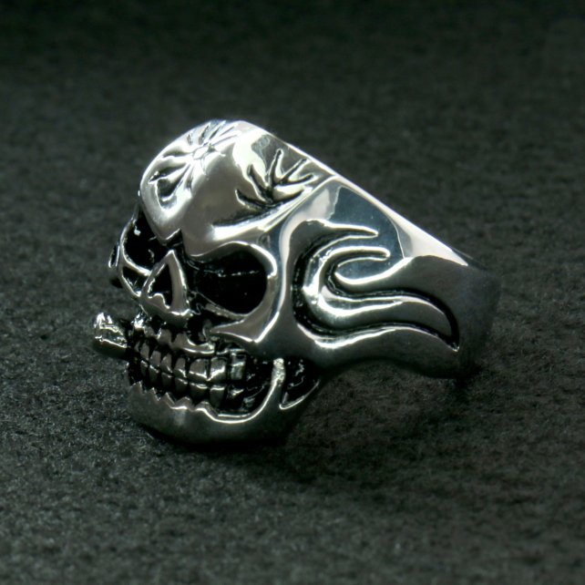 jwr2102-a01.jpg Hot Leathers JWR2102 Men’s Skull Cigar Stainless Steel Ring - Image 1