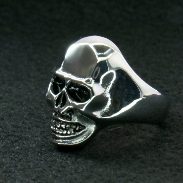 jwr2104-a01.jpg Hot Leathers JWR2104 Men’s Smooth Skull Stainless Steel Ring - Image 1